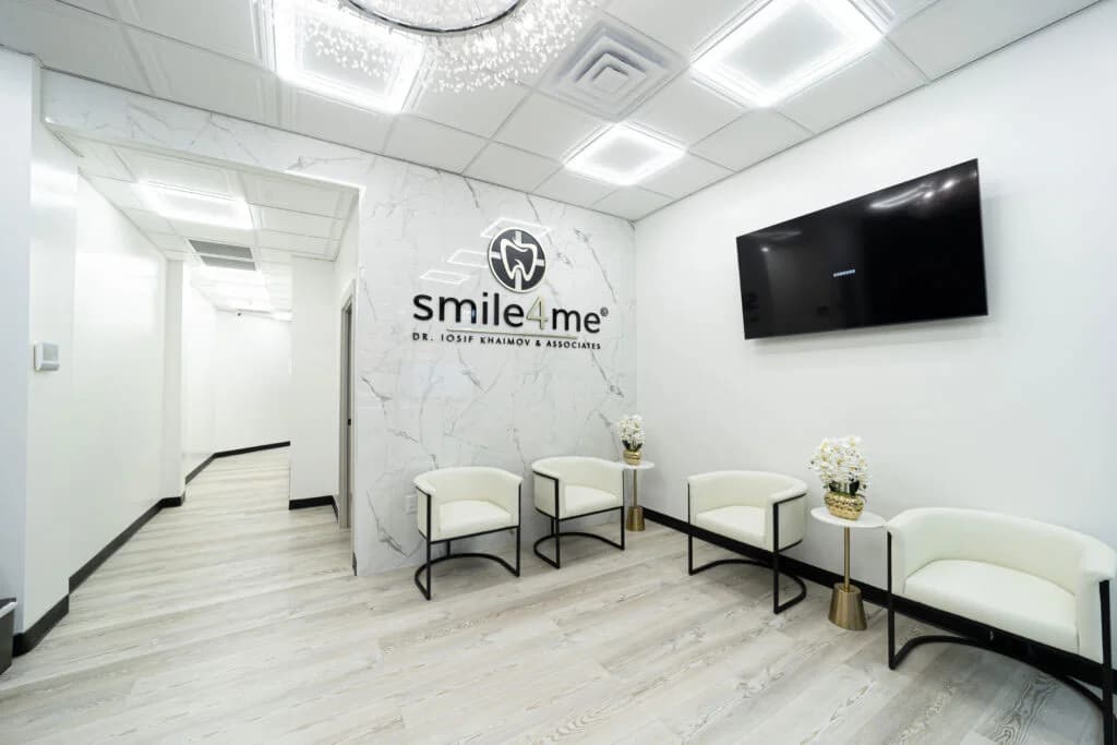 Photo Smile4Me waiting room with chairs and wall logo