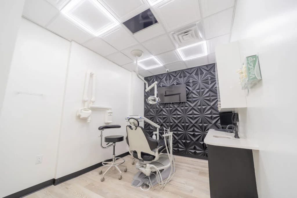 photo-bright-dental-treatment-room-with-chair-stool-and-wall-mounted-screen