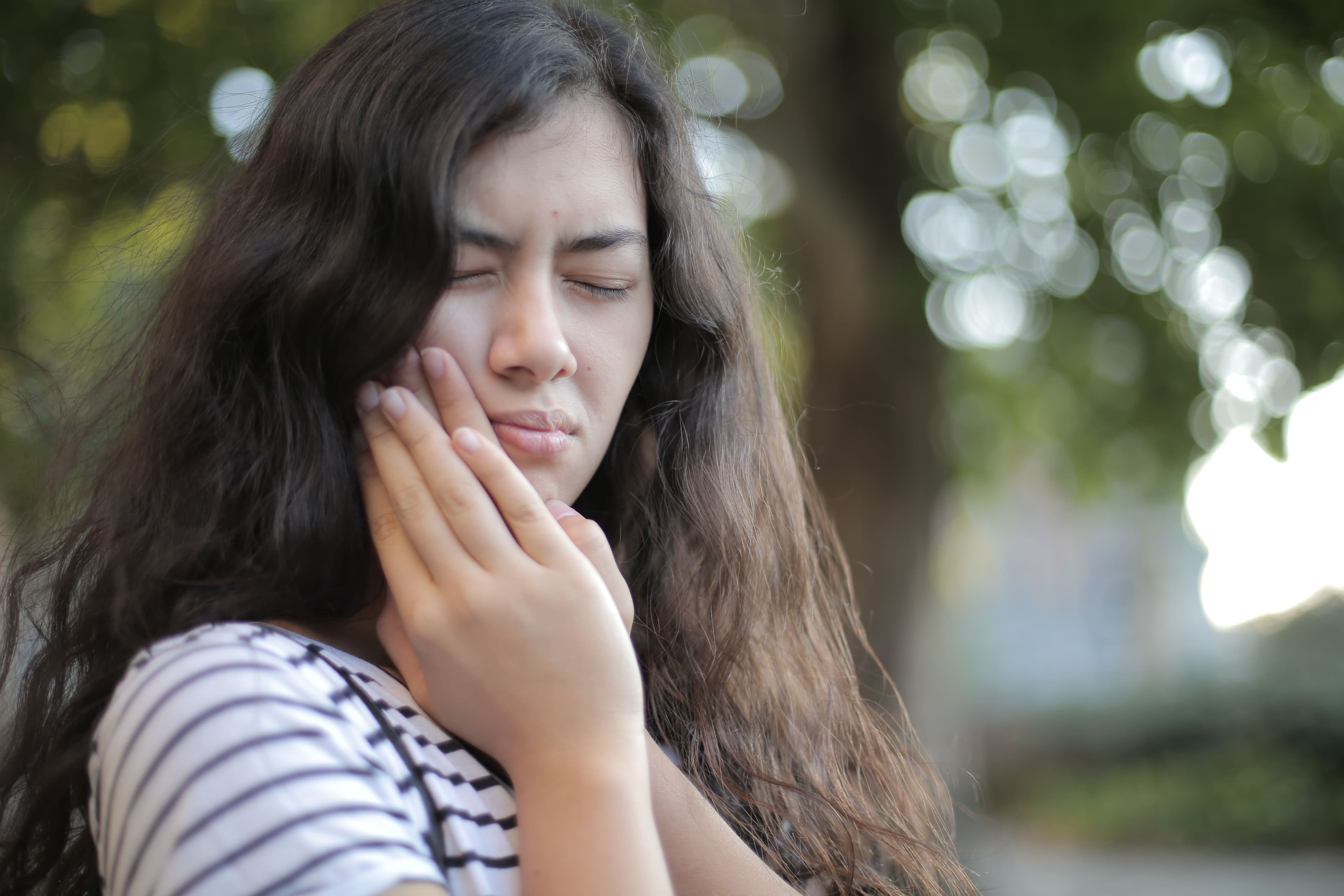 Photo Woman Holding Cheek With Sensitive Teeth After Teeth Whitening